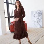 Придбати недорого жіноче плаття міді на запах в дрібний горох коричневого кольору оптом Україна