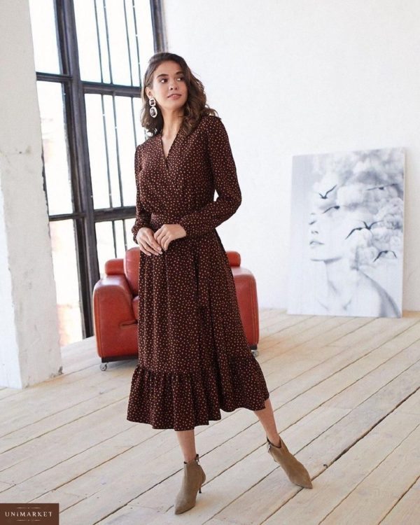 Приобрести недорого женское платье миди на запах в мелкий горох коричневого цвета оптом Украина