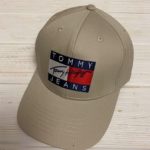 Заказать в подарок женскую кепку Tommy Jeans цвета бежевого дешево