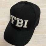 Придбати в інтернет-магазині жіночу чорну кепку з котону з написом FBI білого кольору дешево