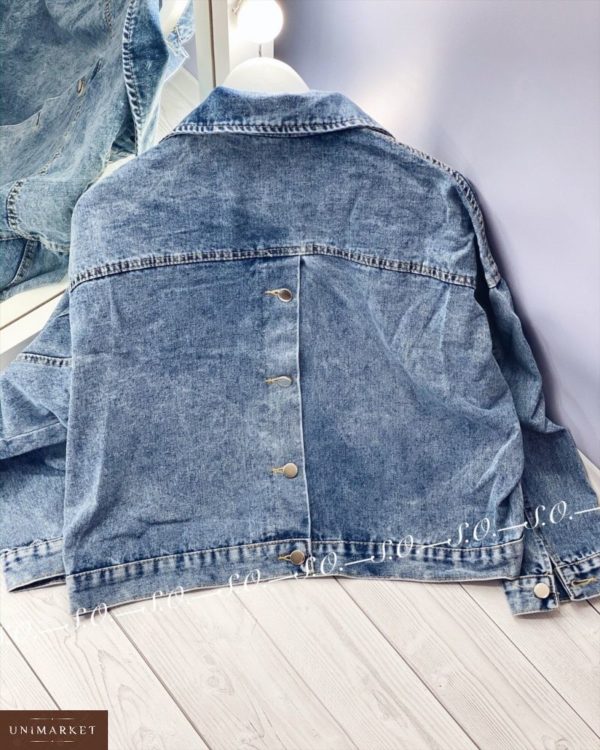 Заказать в подарок женскую джинсовую куртку с пайетками укороченную цвета голубого недорого