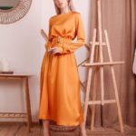 Придбати недорого жіноче плаття міді з ніжного шовку з спідницею сонце оранжевого кольору оптом Україна