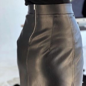 Приобрести недорого женскую юбку миди из эко-кожи на запах черного цвета оптом Украина