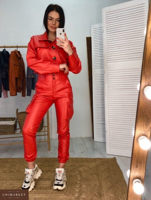 Заказать в подарок женский костюм из эко кожи: брюки-джоггеры с талией высокой и укороченная куртка красного цвета недорого