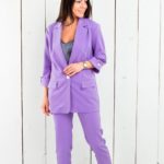 Купити дешево жіночий костюм брючний з піджаком подовженим фіолетового кольору в подарунок