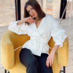 Придбати недорого жіночу блузу на запах з поясом молочного кольору оптом Україна