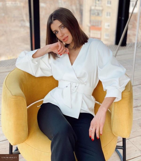 Приобрести недорого женскую блузу на запах с поясом молочного цвета оптом Украина
