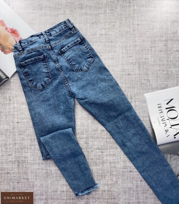 Купить онлайн темные женские джинсы скинни с рваными коленями выгодно