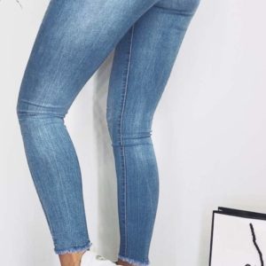 Купити вигідно жіночі блакитні джинси американка з необробленим краєм в Україні