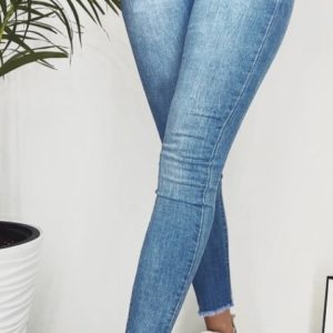 Заказать онлайн голубые женские джинсы американка с необработанным краем дешево