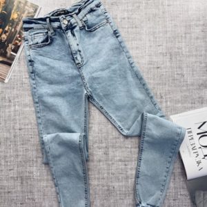 Приобрести светлые женские джинсы скинни с рваными коленями по доступным ценам