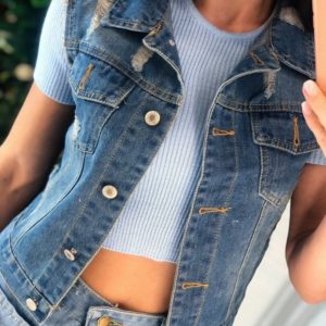 Заказать по выгодной цене женскую джинсовую жилетку на пуговицах с карманами в Украине