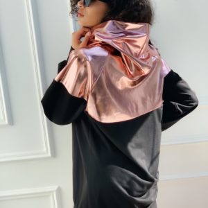 Купить онлайн розовый металлик-черную женскую спортивную тунику-худи со вставкой из эко кожи недорого