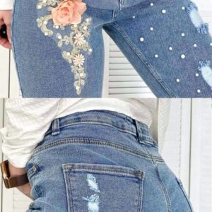 Купить женские синие джинсы Mom с аппликацией и жемчугом по скидке