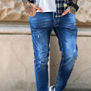 Заказать онлайн мужские синие зауженные джинсы с небольшими царапками по скидке