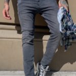 Замовити чоловічі сірі завужені джинси з кишенями в Україні