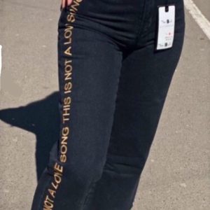 Заказать черные женские джинсы прямого кроя с вертикальной надписью (размер 42-50) недорого