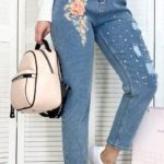 Замовити онлайн жіночі сині джинси Mom з аплікацією і перлами в Україні
