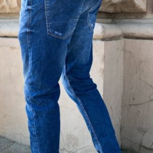 Купить мужские синие зауженные джинсы с небольшими царапками дешево