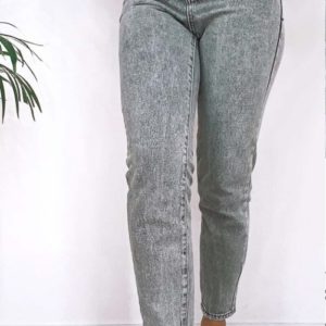 Купить онлайн женские серые джинсы Mom на резинке по скидке
