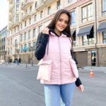Приобрести розовую женскую жилетку с накладными карманами и капюшоном в Украине