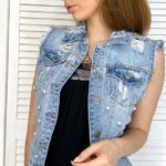 Замовити онлайн синю джинсову жилетку на ґудзиках з перлами (розмір 40-50) недорого