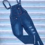 Замовити синій жіночий джинсовий комбінезон з потертостями по знижці