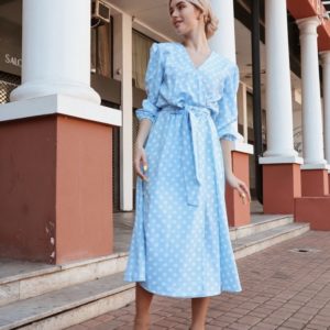 Заказать голубое женское платье миди в горошек с рукавами-фонариками онлайн