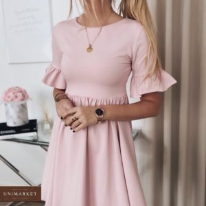 Купить розовое женское базовое платье с воланами из костюмки по низким ценам