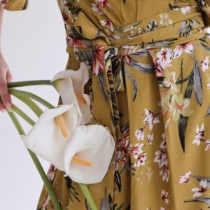 Придбати гірчичне жіноче літнє плаття на запах з v-подібним декольте недорого