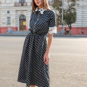 Заказать онлайн черное женское платье миди в горошек с кружевными вставками