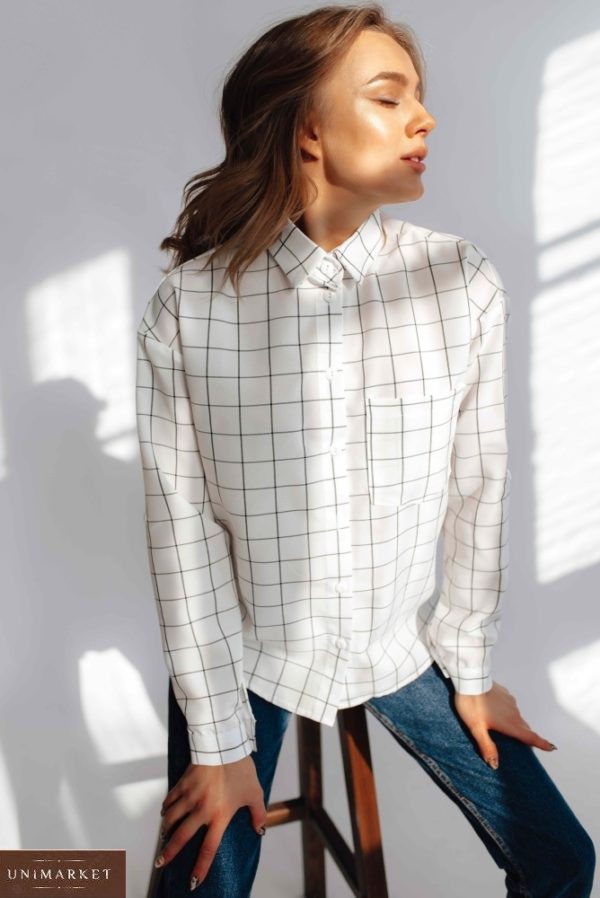 Купить белую женскую рубашку в тонкую клетку со спущенной линией плеча (размер 46-52) дешево