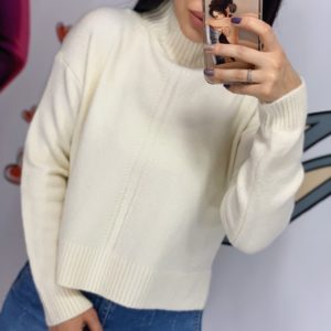 Купити білий жіночий короткий светр з коміром-стійкою недорого