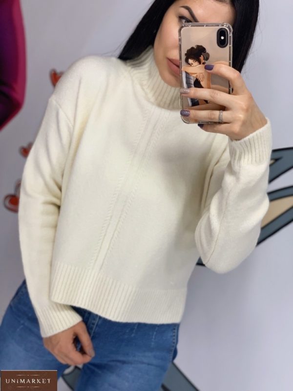 Купити білий жіночий короткий светр з коміром-стійкою недорого