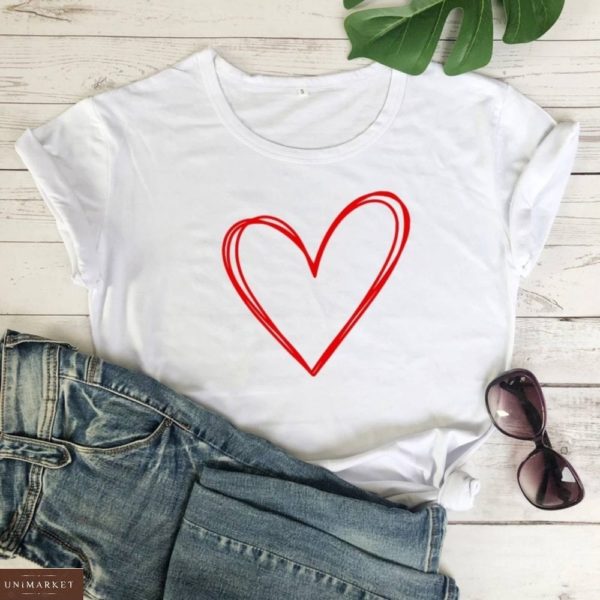 Купить белую женскую свободную футболку с красным сердцем по скидке