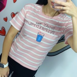 Купити жіночу смугасту футболку з бавовни з принтом коралову в Україні