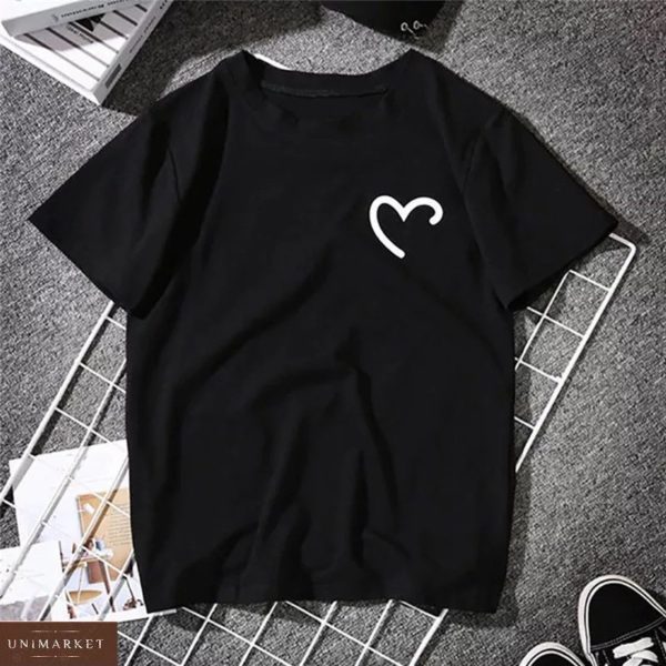 Купить черную женскую футболку свободного кроя с сердечком по низким ценам