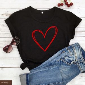 Заказать черную женскую свободную футболку с красным сердцем недорого
