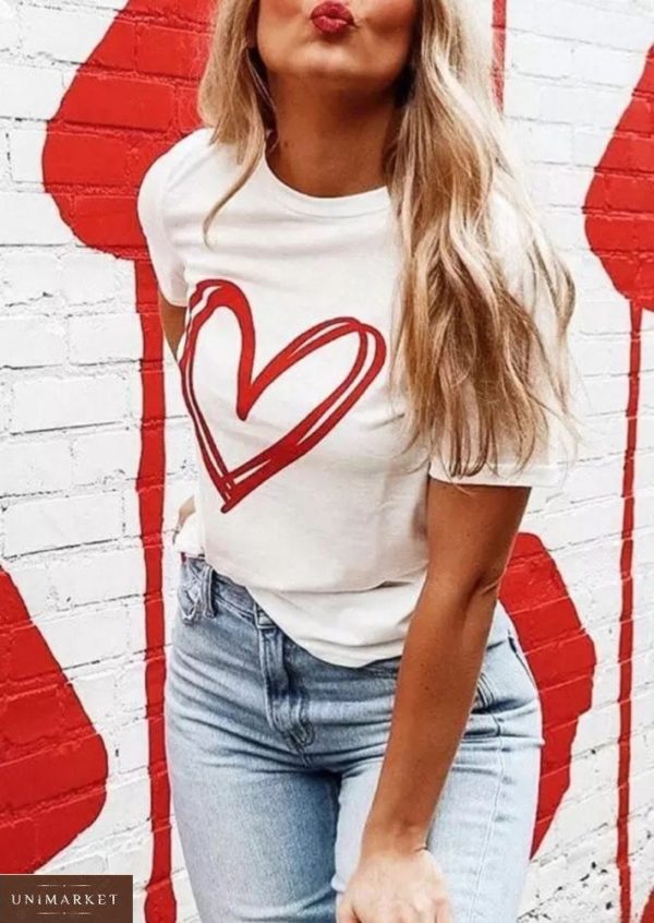 Приобрести белую женскую свободную футболку с красным сердцем выгодно