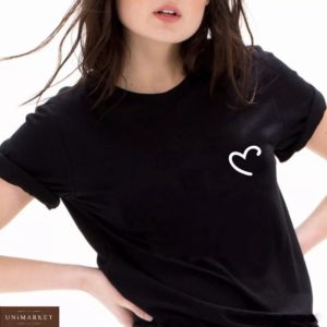 Купити чорну жіночу футболку вільного крою з сердечком в інтернеті