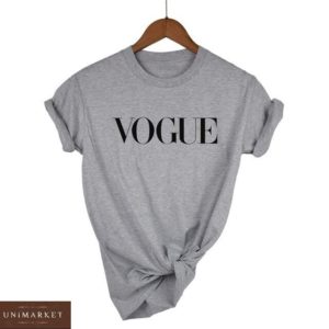 Купить по скидкам серую женскую футболку из хлопка с надписью Vogue
