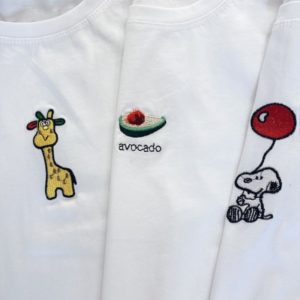 Купити жіночу білу футболку з вишитим принтом жираф, авокадо, собака з ашріком в Україні