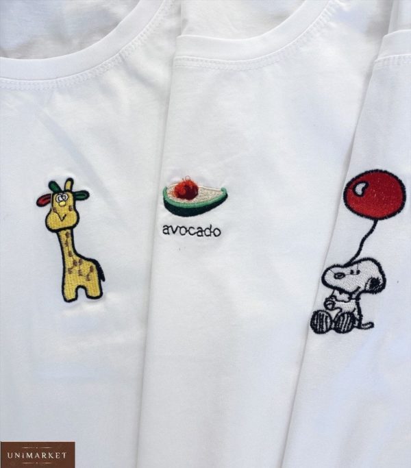 Купити жіночу білу футболку з вишитим принтом жираф, авокадо, собака з ашріком в Україні