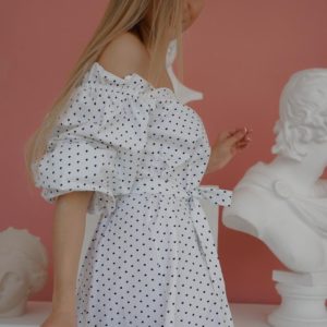 Купить женское белое летнее платье миди с открытыми плечами и объемными рукавами (размер 42-50) по низким енам