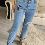 Заказать голубые женские джинсы Mom с вышивкой Микки Маус (размер 44-48) в Украине