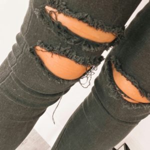 Купити чорні жіночі чорні джинси з прорізами на колінах за спеціальними пропозиціями