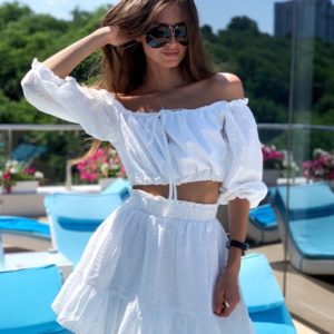 Купити жіночий літній білий костюм: короткий топ + спідниця з прошви в Україні