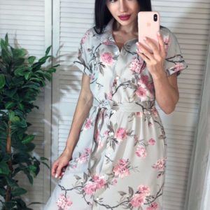 Приобрести серо-розовое женское платье-рубашку с нежным цветочным принтом по интернету
