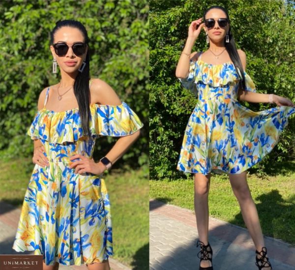 Заказать сине-желтое женское летнее платье в цветочный принт с открытыми плечами онлайн