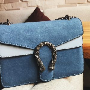 Заказать голубую женскую двухцветную сумку с двумя отделениями на цепочке онлайн